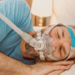 Bien organiser un voyage quand on souffre d’apnée du sommeil : conseils et astuces